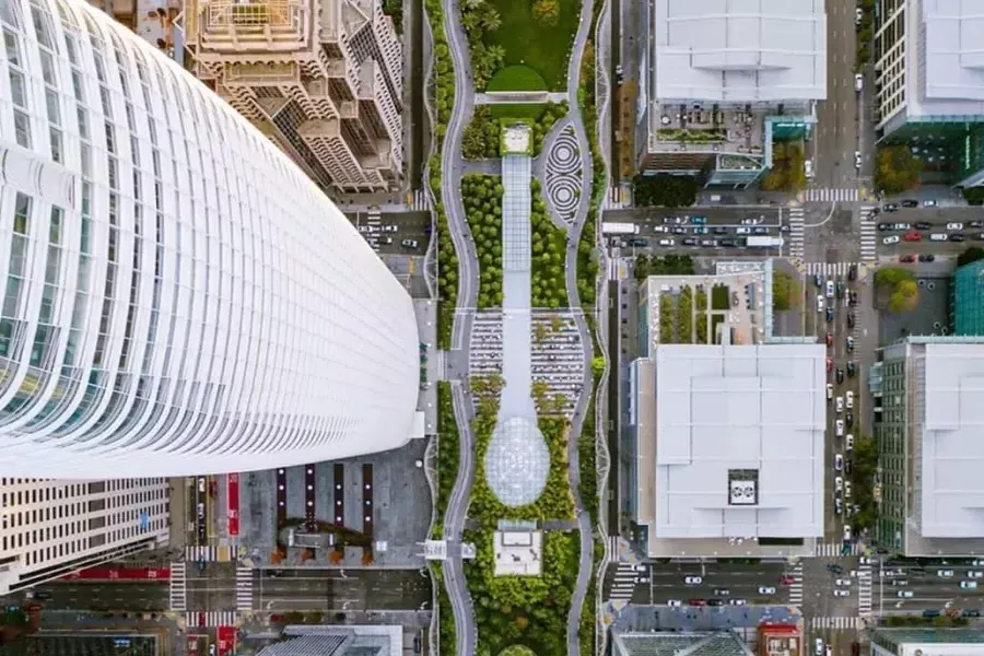 Une vue aérienne du Salesforce Park de San Francisco.