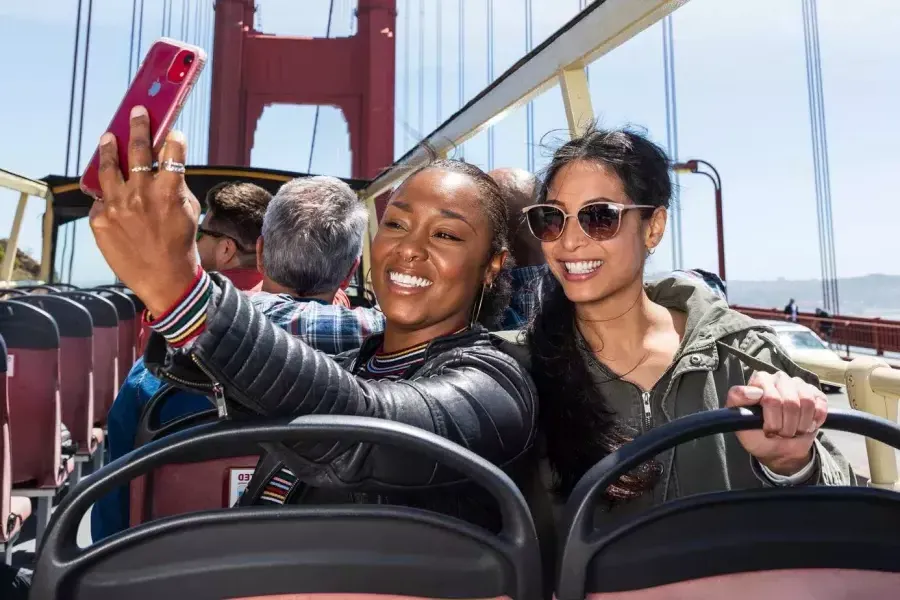 Freunde machen Selfies auf der Golden Gate Bridge