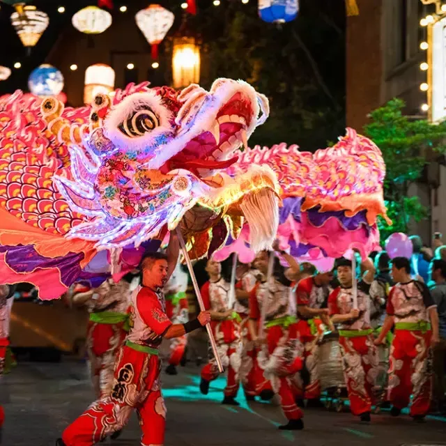 在贝博体彩app的农历新年游行中，舞者们操纵着一条发光的巨龙。.